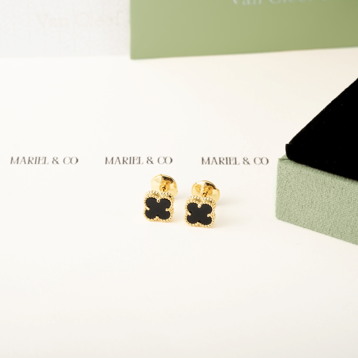 SWEET EARSTUDS, ONYX, YELLOW GOLD